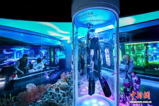 1月30日，天津，观众在“未来海洋”展厅参观生物基因库。记者 佟郁 摄