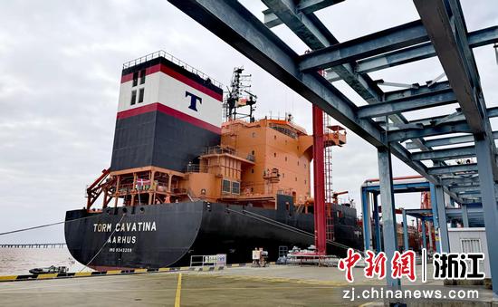 1.26万吨&nbsp;“烃基生物柴油”首批出口现场。嘉兴海关供图