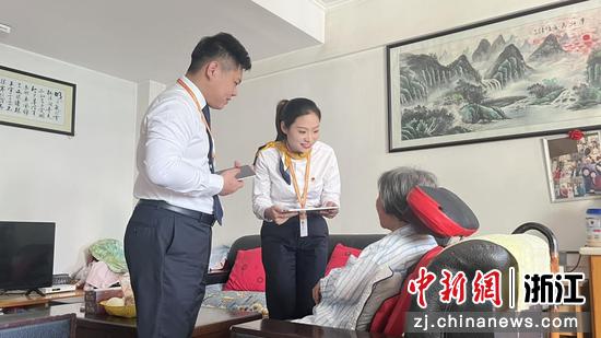 近日，温州银行宁波江北支行职员为老年客户提供“上门服务”。黄艳丹&nbsp;供图
