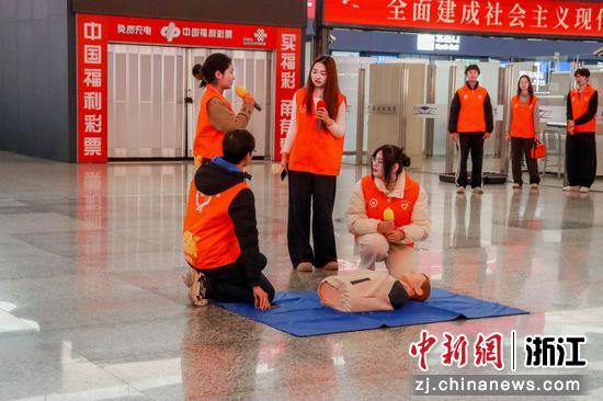 近日，急救情景剧演示。（浙江工商职业技术学院供图）