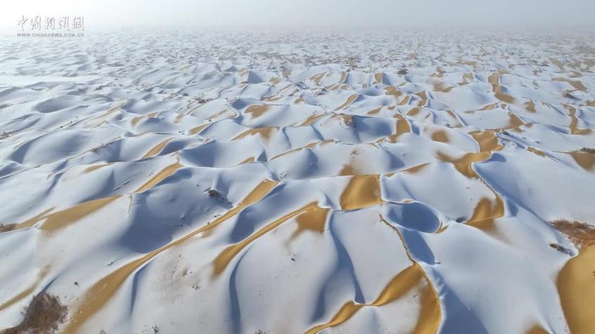 新疆：塔克拉玛干沙漠迎来黄沙缀玉雪覆荒丘