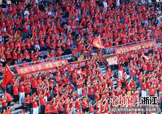 2025年8月15日，浙江省城市篮球联赛（浙BA）揭幕战在杭州奥体中心体育馆打响，杭州队和诸暨队展开较量，球迷在赛场上欢呼加油。&nbsp;中新社记者&nbsp;王刚&nbsp;摄