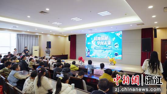 孩子们在参加假日科普活动。周佳隆&nbsp;摄