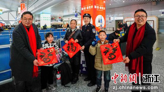 图为：民警向旅客送福。中新社发 黄沁 供图