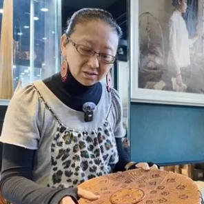 侨乡故事：新疆皮雕，刻刀下的多民族文化交融