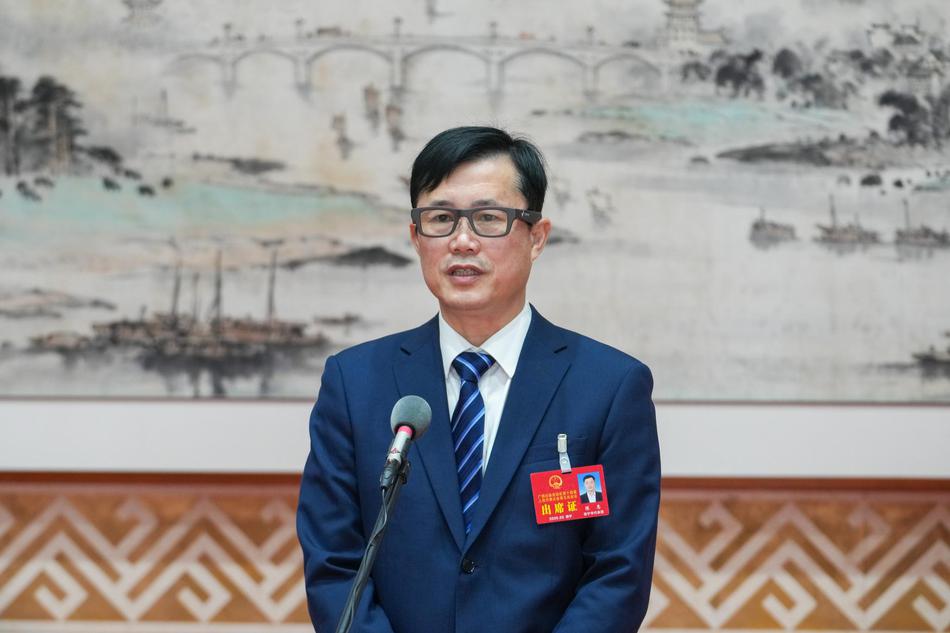 陈志代表：广西企业不能只当“跟跑者”，要争做“排头兵”