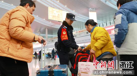 图为：民警在候车厅帮助旅客。中新社发 黄沁 供图