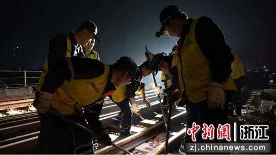 图为：工人们在夜间展开维保作业。中新社发 尹一凡 摄