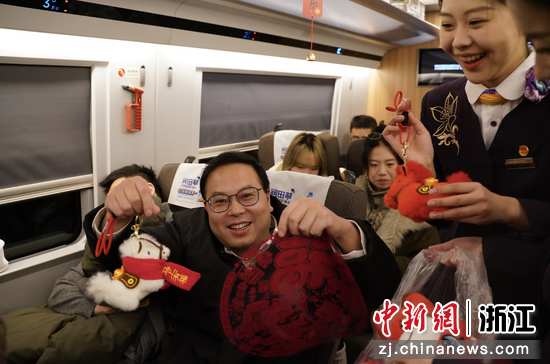 图为：乘务人员与旅客拓印喜庆装饰。中新社发 高艳 供图