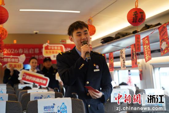 图为：乘务人员演唱《相亲相爱》。中新社发 高艳 供图