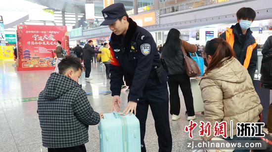 图为：民警在候车厅帮助旅客。中新社发 黄沁 供图