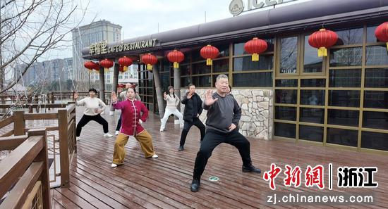 市民在永宁幸福岛锻炼身体。黄岩区委宣传部供图