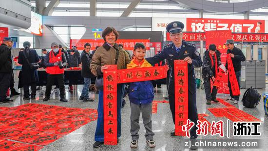 图为：民警向旅客赠送对联。中新社发 黄沁 供图