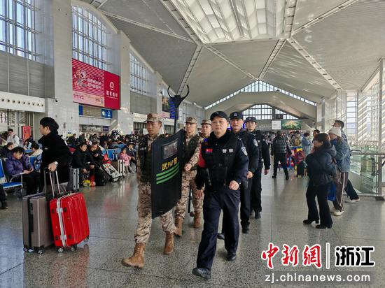 温州南站派出所民警投入春运安保工作。&nbsp;金博凯&nbsp;供图
