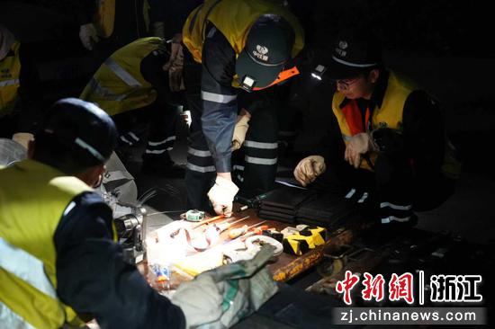 图为：工人们在夜间展开维保作业。中新社发 尹一凡 摄