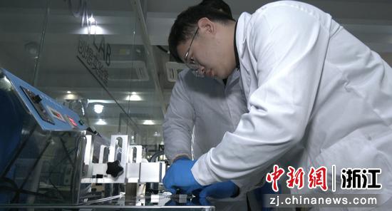 研发人员进行测试。黄岩区委宣传部供图