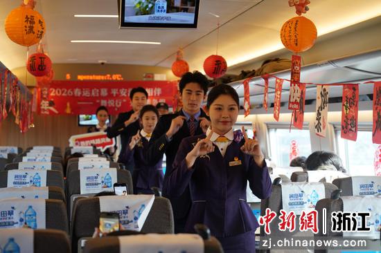 图为：乘务人员演唱《相亲相爱》。中新社发 高艳 供图