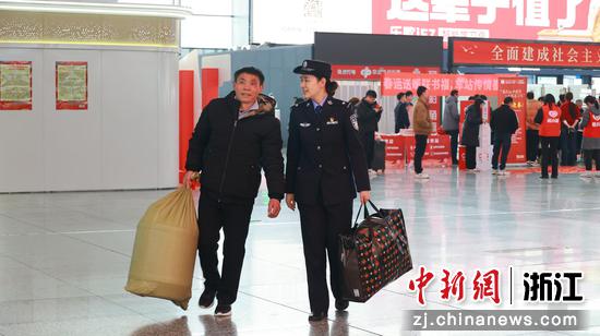 图为：民警在候车厅帮助旅客。中新社发 黄沁 供图