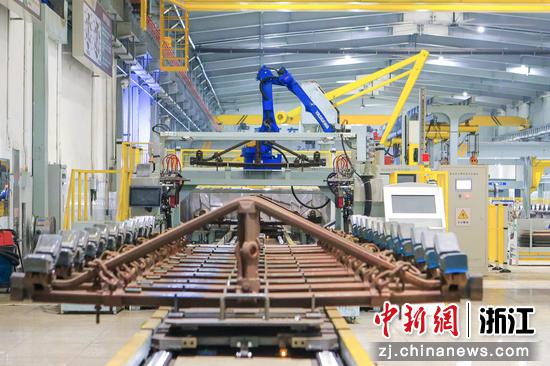 车间内的制动梁3D智能检测机。汪晟&nbsp;摄