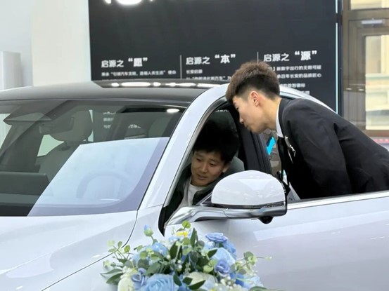 消费者在汽车销售门店了解汽车性能（资料图）。

