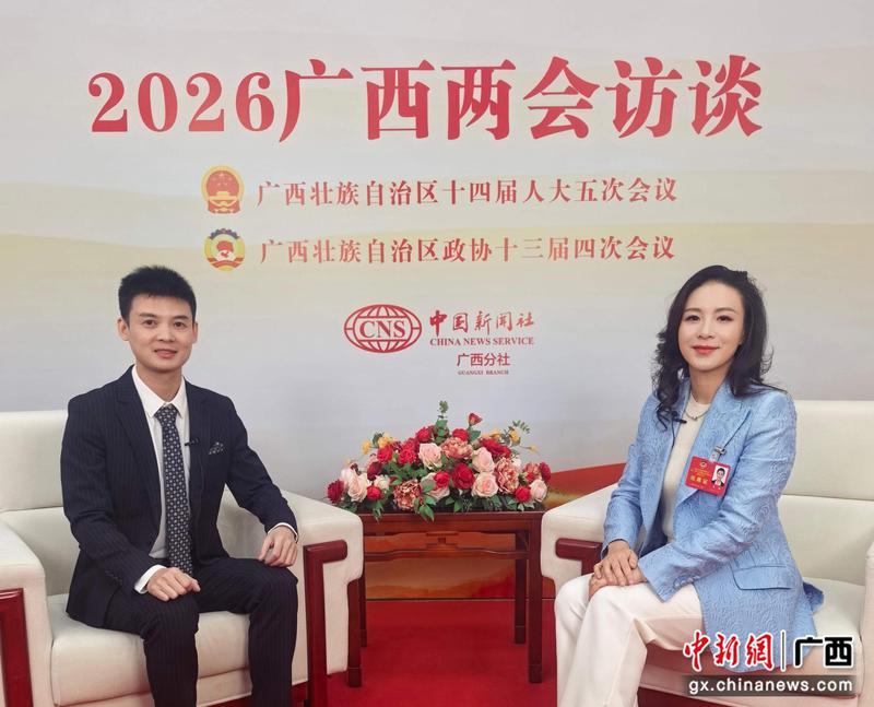 图为广西政协委员、广西外国语学院董事长韦茜接受中新网专访。陈冠言  摄