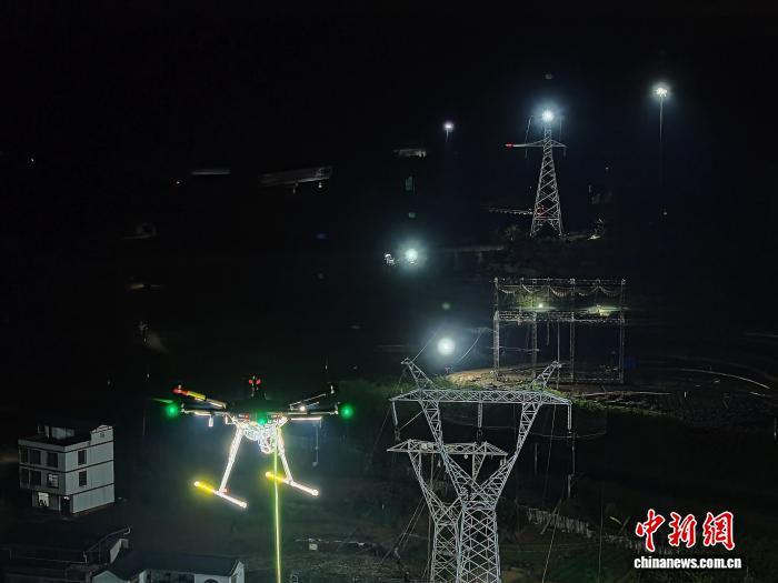 广西电网220千伏送出线路工程完成同时跨3条铁路高难度施工