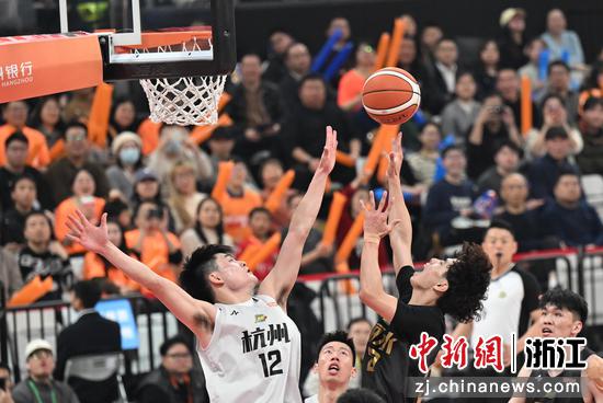 2月4日，丽水队队员（黑衣）投篮。当日，“浙BA”（浙江省城市篮球联赛）总决赛第三场在位于杭州的浙江省黄龙体育中心举行，本场比赛丽水队59比58险胜杭州队，总比分来到1比2。&nbsp;中新社记者&nbsp;王刚&nbsp;摄