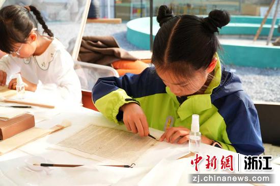 2月4日，学生动手修复破损档案。丁可欣&nbsp;摄