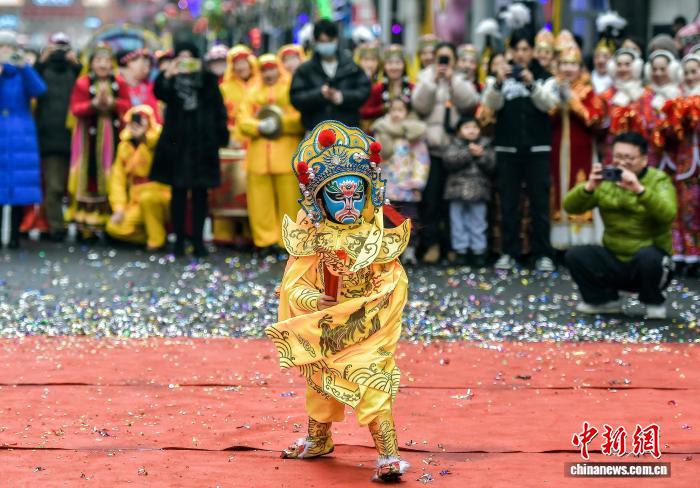 （新春见闻）乌鲁木齐闹市区举行社火展演活动