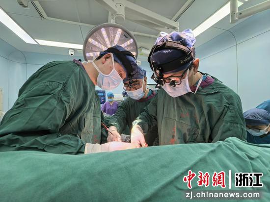 手术过程中。浙大一院供图