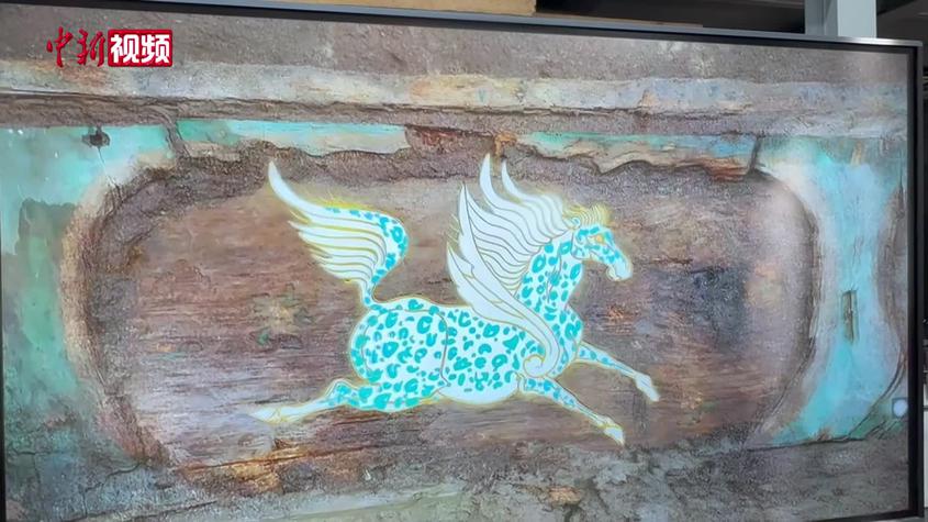 实拍新疆巴达木东墓群飞马彩绘