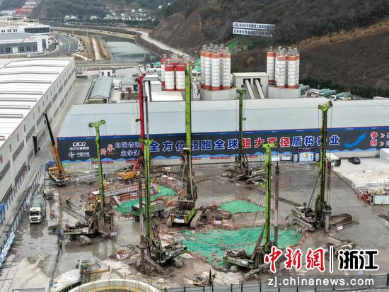 甬舟高速复线二期项目金塘侧盾构工作井围护桩施工现场。&nbsp;浙江交通集团&nbsp;供图