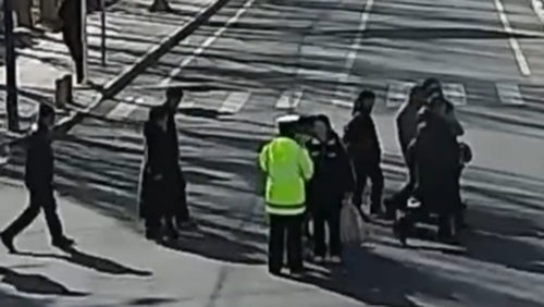 新疆乌恰：护学岗被学子的寒假告别暖透了