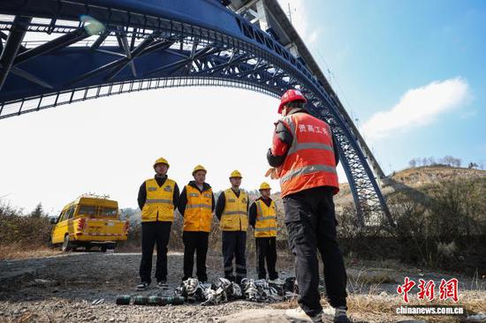 图为铁路桥隧工在作业前安排任务。中新社记者 瞿宏伦 摄