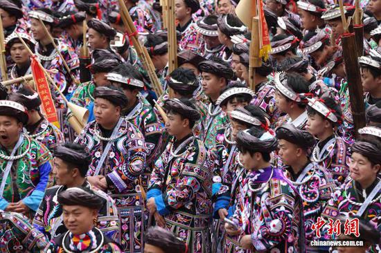 图为2月6日灵山村牯藏节现场，身着盛装的苗族同胞。唐洋洋 摄