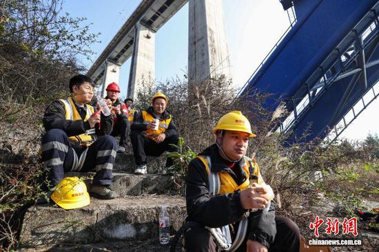 图为铁路桥隧工检查间隙在西溪河大桥下简单午餐。中新社记者 瞿宏伦 摄