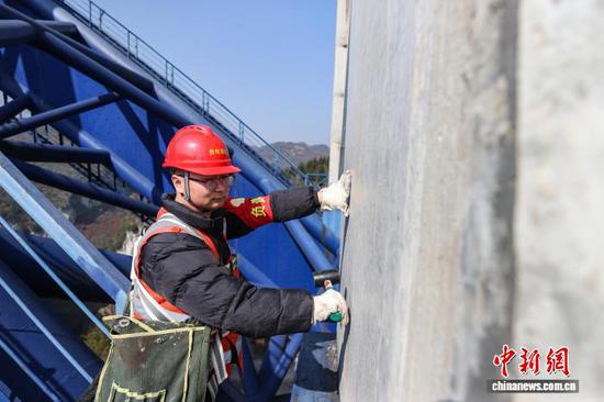 图为铁路桥隧工刘满胜在大桥上检查桥墩。中新社记者 瞿宏伦 摄