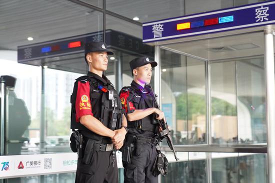 图为黎家豪（左一）在立岗执勤。陈思安摄