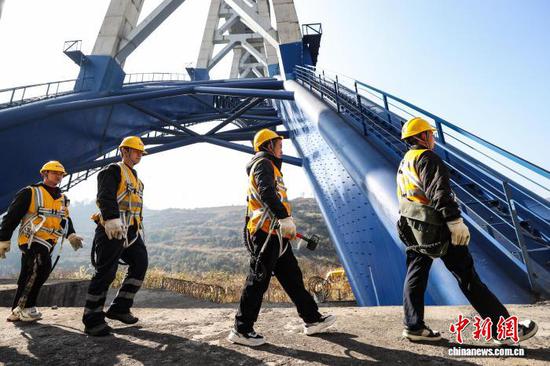 图为铁路桥隧工检修作业途中经过西溪河大桥。中新社记者 瞿宏伦 摄