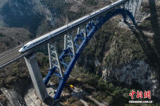 2月6日，航拍和谐号动车组从西溪河大桥通过。