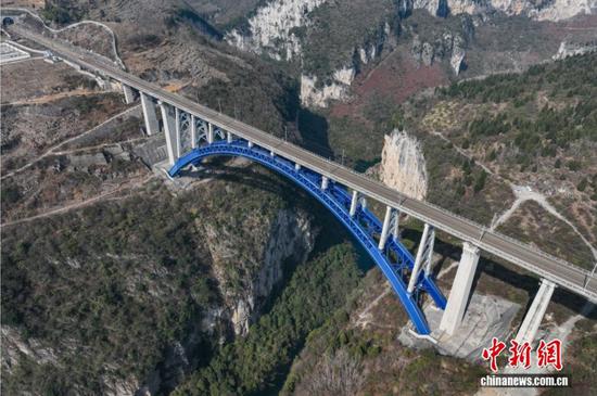 2月6日，航拍成都至贵阳高铁西溪河大桥。