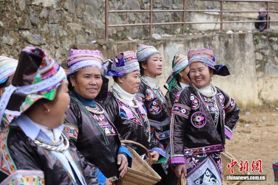 图为2月6日灵山村牯藏节现场，身着盛装的苗族同胞。唐洋洋 摄