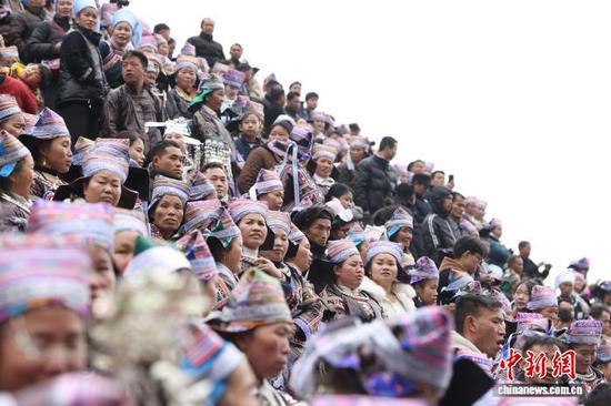 图为2月6日灵山村牯藏节现场，身着盛装的苗族同胞。唐洋洋 摄