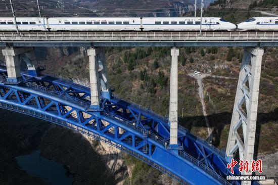 图为铁路桥隧工在西溪河大桥钢拱上进行检查作业。(无人机照片)中新社记者 瞿宏伦 摄