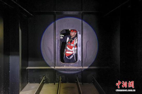 图为铁路桥隧工刘满胜在箱梁内部检查作业。中新社记者 瞿宏伦 摄