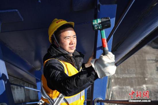 图为铁路桥隧工吴昌松在钢拱架进行检查作业。中新社记者 瞿宏伦 摄