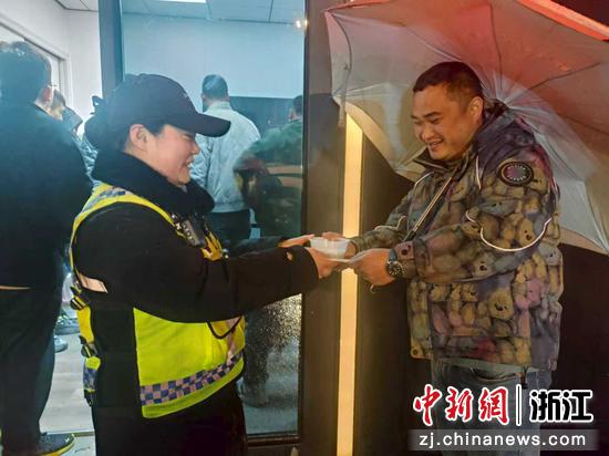 湖州管理中心工作人员给司乘人员送饺子。&nbsp;沈楠&nbsp;摄
