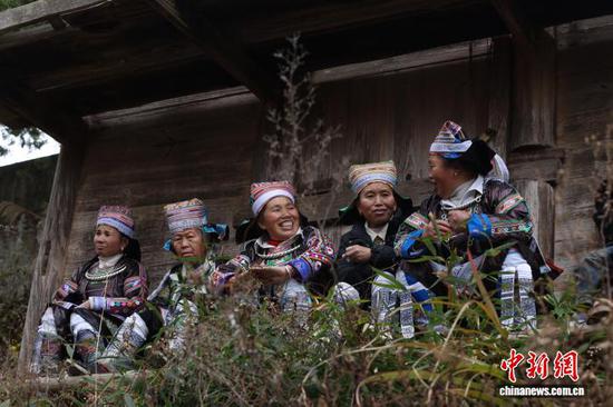 图为2月6日灵山村牯藏节现场，身着盛装的苗族同胞。唐洋洋 摄