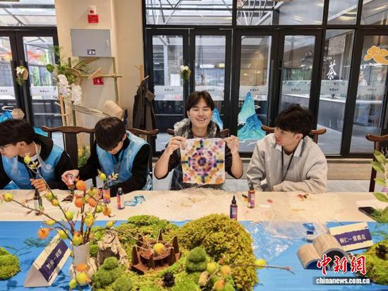 泰国学生体验贵州蜡染制作。　中新网记者张伟 摄