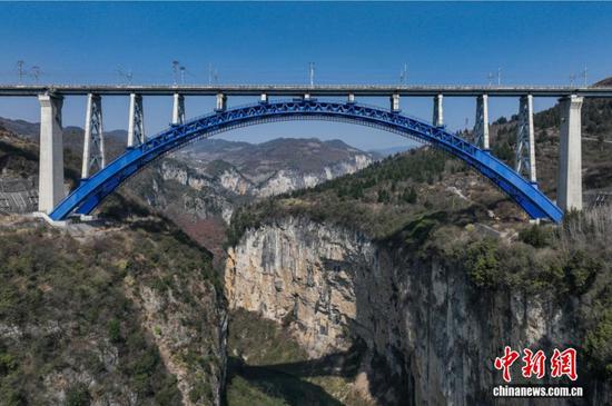 2月6日，航拍位于贵州省毕节市境内的成都至贵阳高铁西溪河大桥。该大桥是中国高铁首座钢管混凝土转体拱桥，全长493.6米，最高桥墩高60米。西溪河大桥横跨乌蒙山西溪河大峡谷，大桥桥面至河面高差达255米。每年春运期间，这座大桥都会迎来最繁忙的时刻，每天有超过100趟动车组从大桥通过。